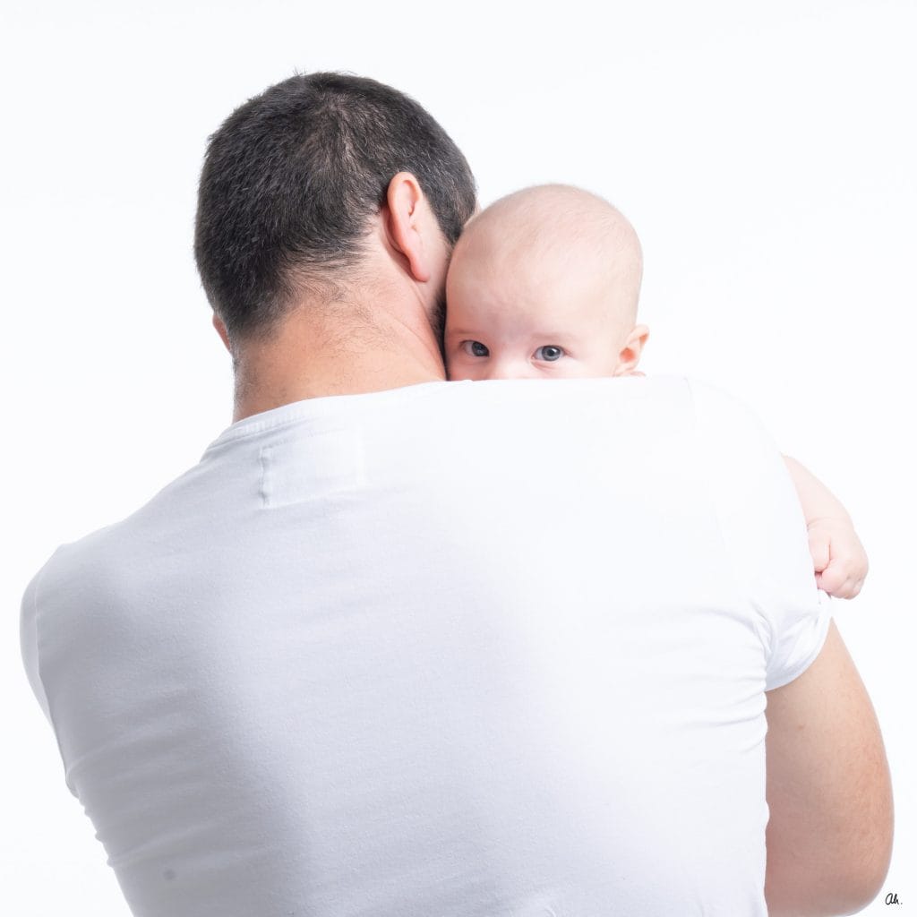 père de dos avec bébé pour séance photo