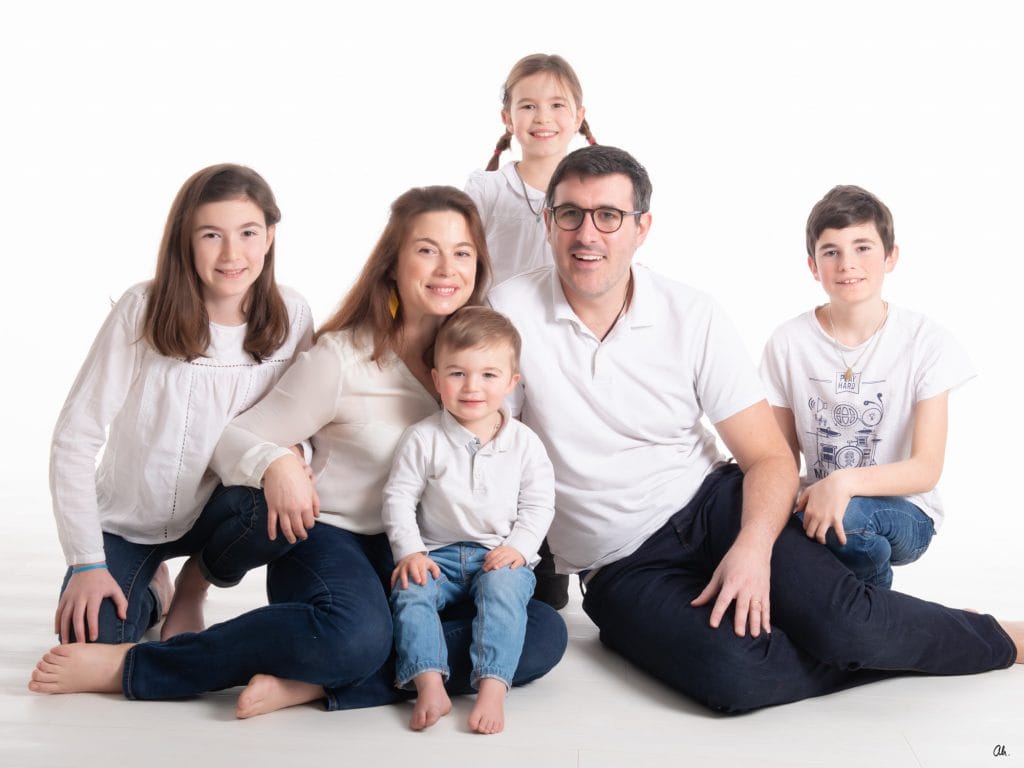 photo d'une séance en famille réalisée au studio ah