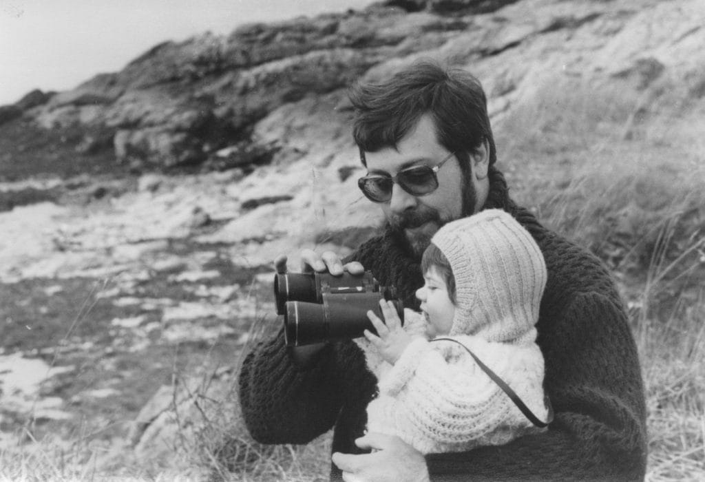 père et sa fille avec des jumelles dans la nature photographiés en noir et blanc