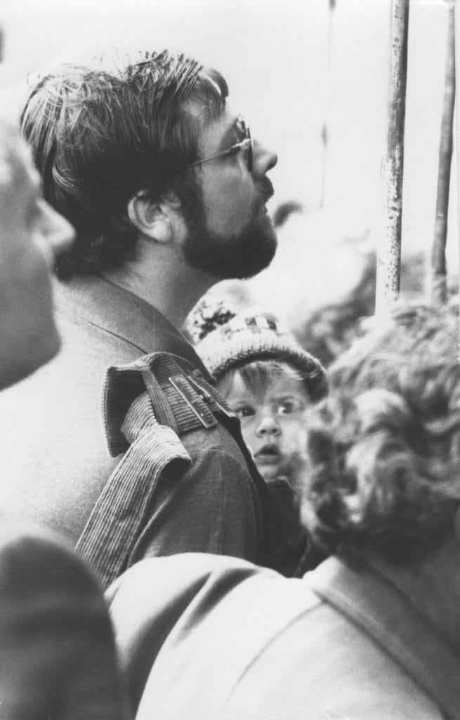 père et sa fille photographiés en noir et blanc