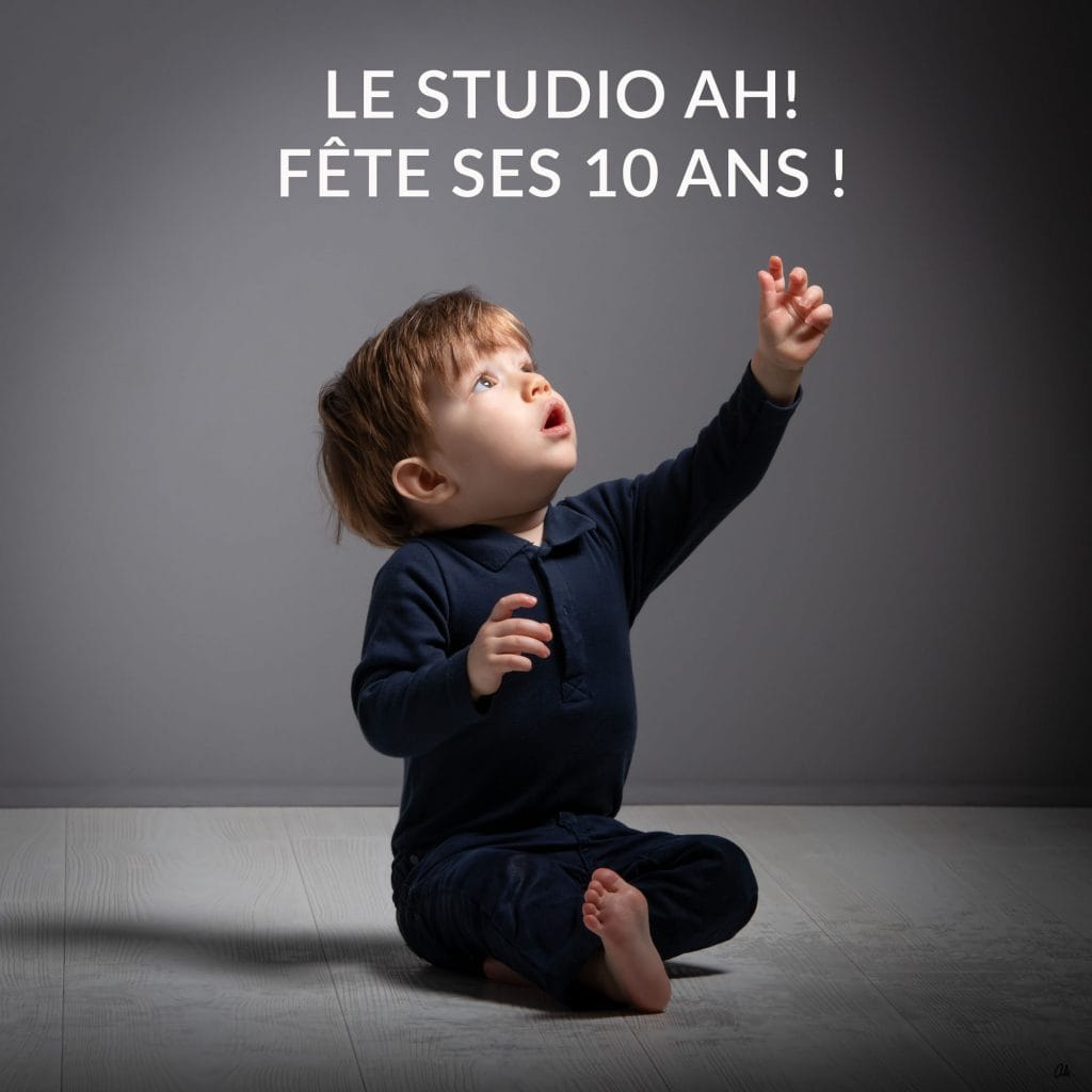 enfant en bas âge assis et photographié