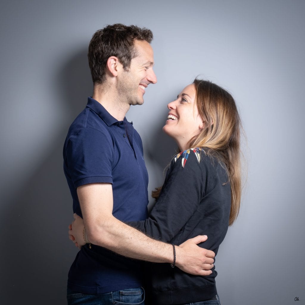 photographie d'un couple amoureux en studio